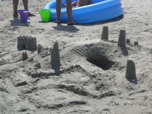 Micii arhitecţi au luat cu asalt plajele din Mamaia